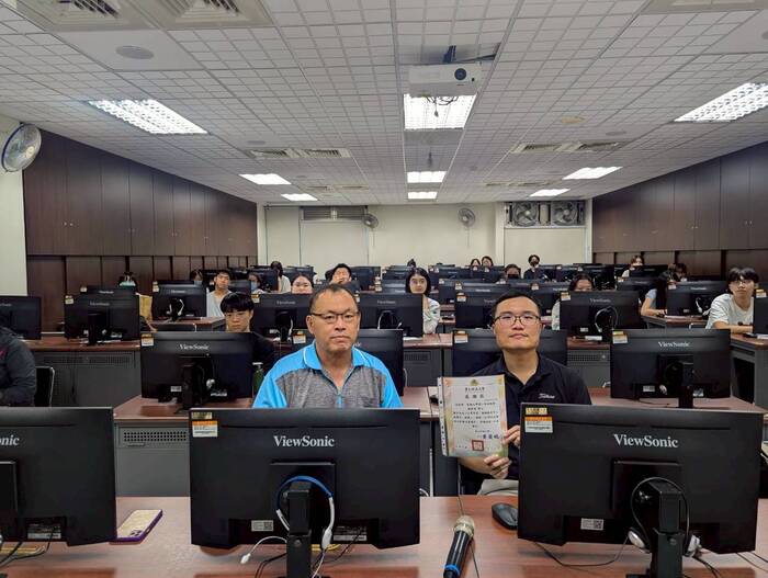 課程結束後，賴教授與林主任和參加通識課程的所有學生們一同合照。圖片
