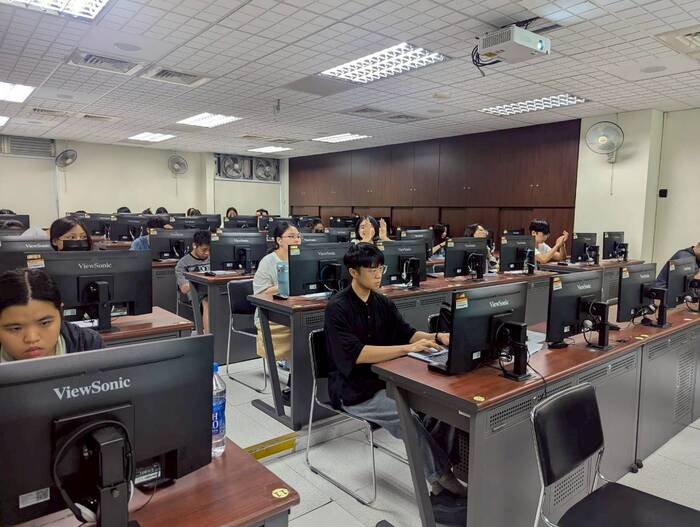 數名學生鼓掌，課程內容豐富且具有深度。圖片