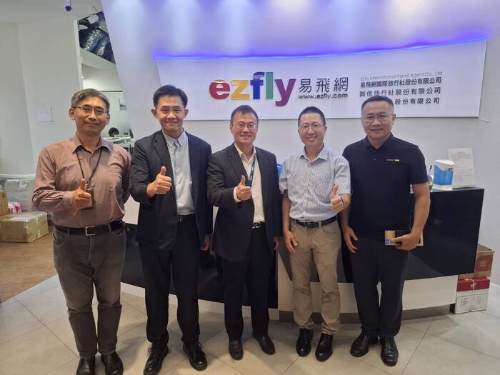 JUST AI執行長陳昌宏(右2)帶領嘉泰興董事長，拜會易飛網周董事長周昀生(右3)及張仕賢副董事長(左2)圖片