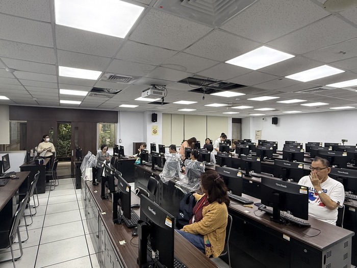 【中心最新消息】AI 賦能教學新紀元！翔名國際于惠如總經理指導本校教師活用 AI 備課與簡報生成圖片