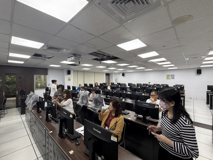 【中心最新消息】AI 賦能教學新紀元！翔名國際于惠如總經理指導本校教師活用 AI 備課與簡報生成圖片