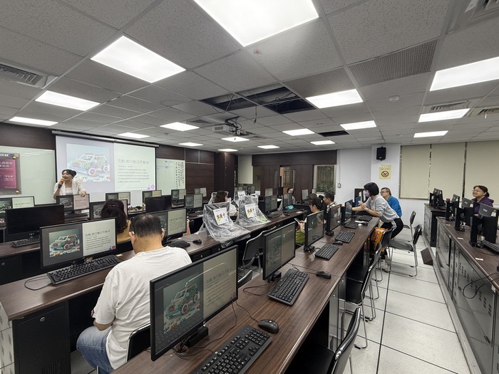 【中心最新消息】AI 賦能教學新紀元！翔名國際于惠如總經理指導本校教師活用 AI 備課與簡報生成圖片