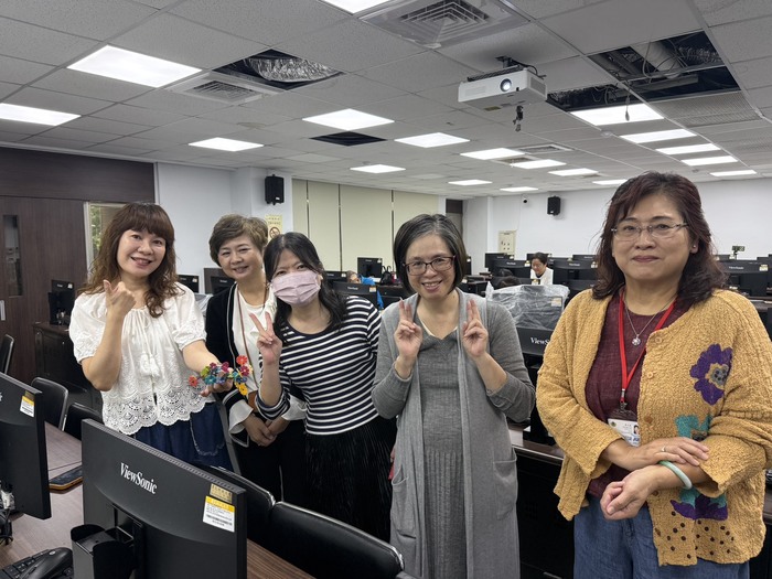 【中心最新消息】AI 賦能教學新紀元！翔名國際于惠如總經理指導本校教師活用 AI 備課與簡報生成圖片