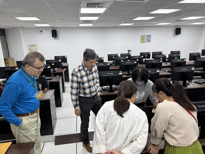 【中心最新消息】AI 賦能教學新紀元！翔名國際于惠如總經理指導本校教師活用 AI 備課與簡報生成圖片